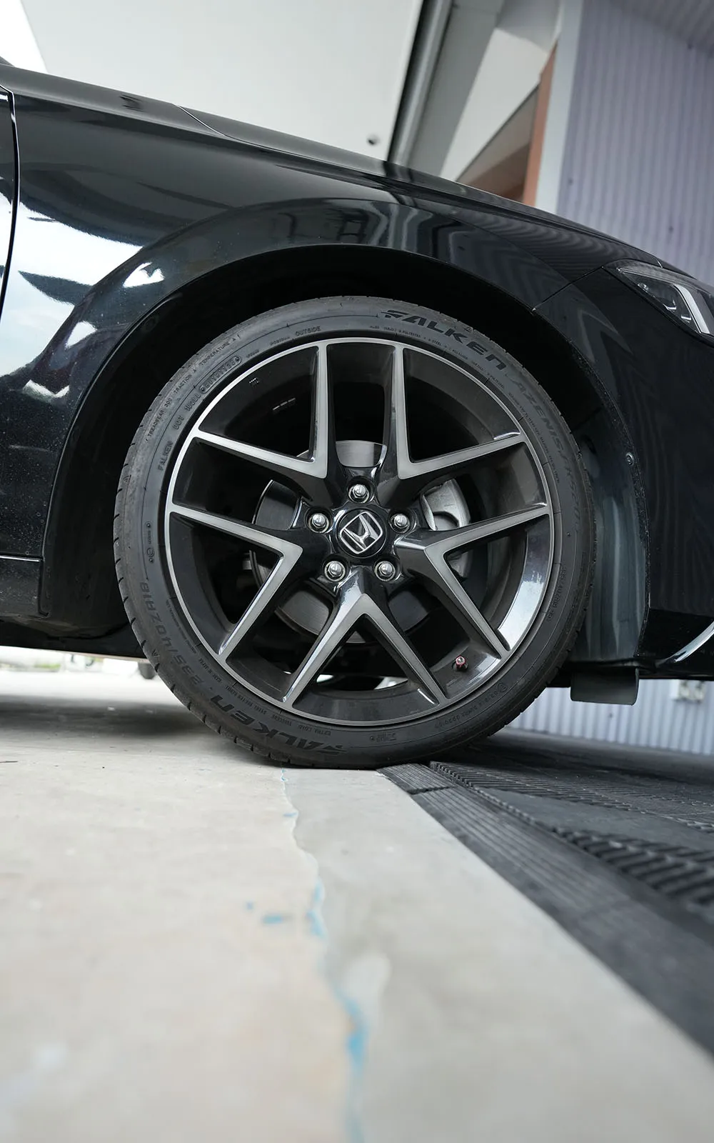 Garage Hub vehicle handling and wheel-safe setup