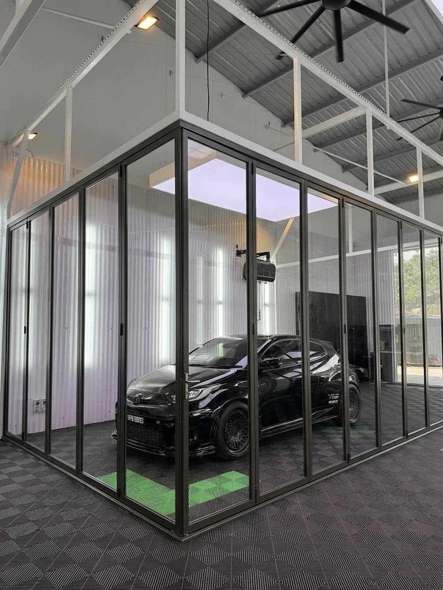 Garage Hub stable indoor working conditions
